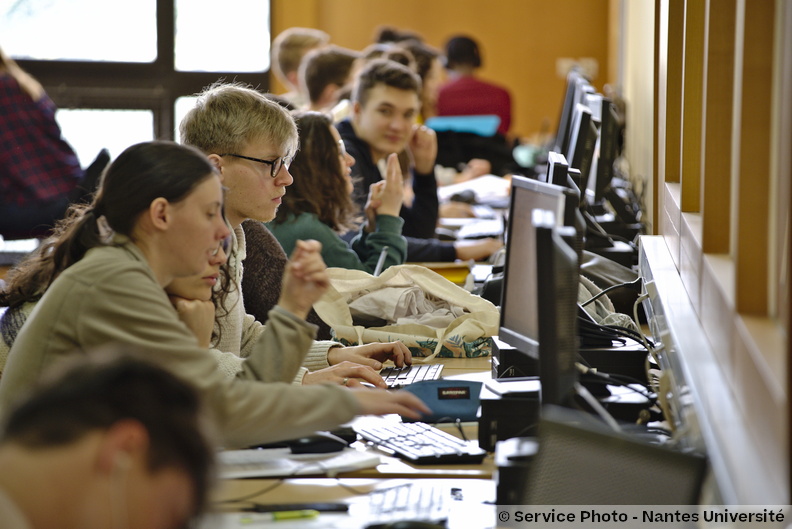 Étudiante suivant une formation en ligne