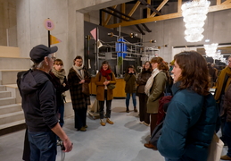 Visite du plateau, du décor, de la salle avec un·e technicien·ne
